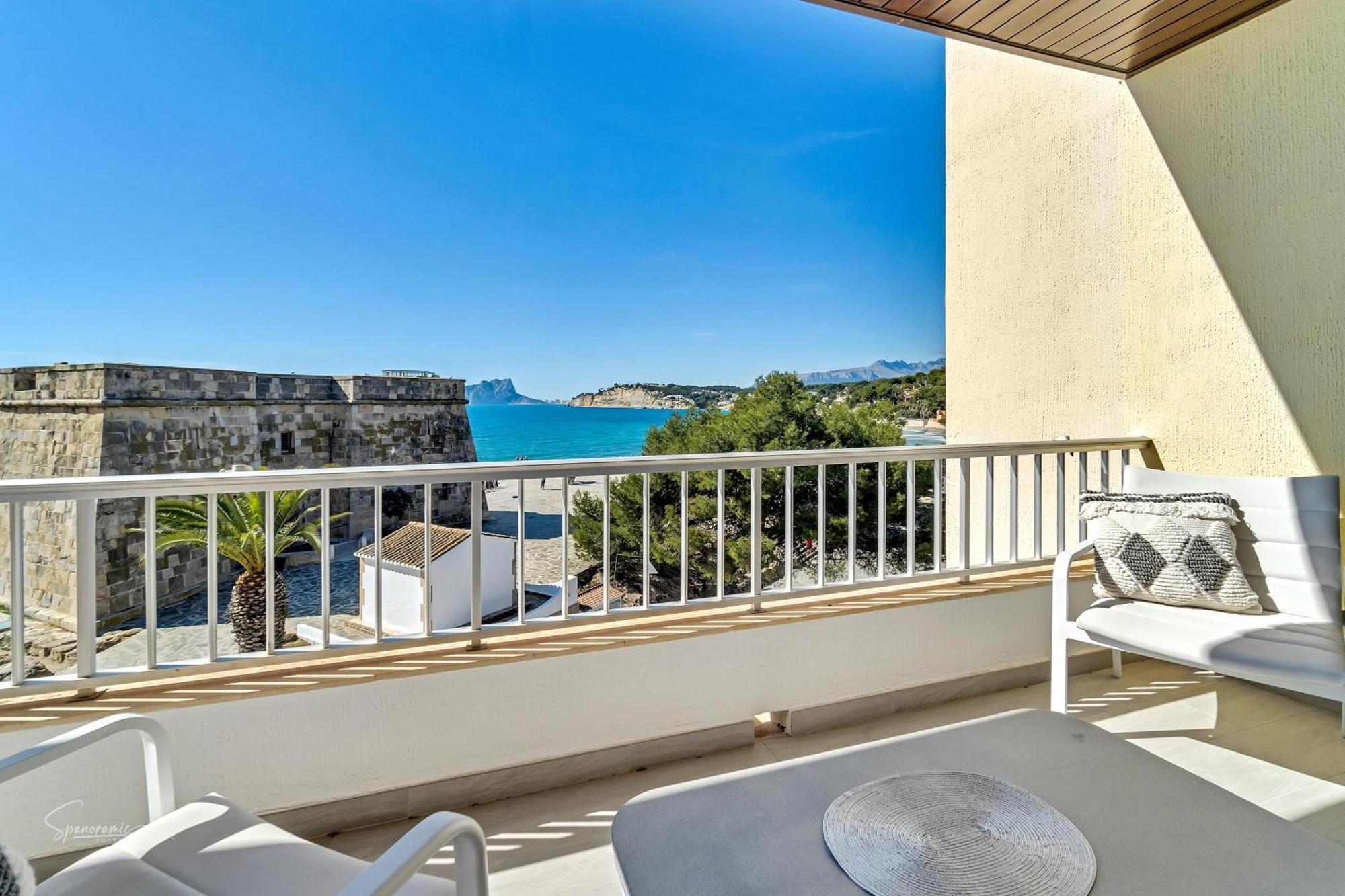 Vista Castillo - By Aldertons Moraira